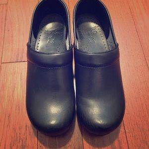 Black dansko clogs